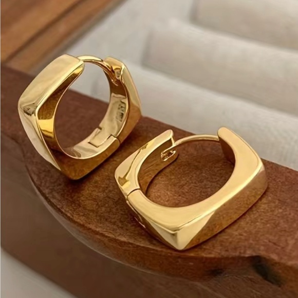 Madewell Jewelry - Gold minimalist square hoop earrings ✨